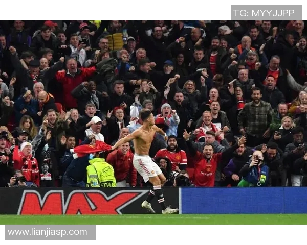 足球明星因脱衣庆祝被罚黄牌引发争议球迷热议比赛规则与运动员行为规范